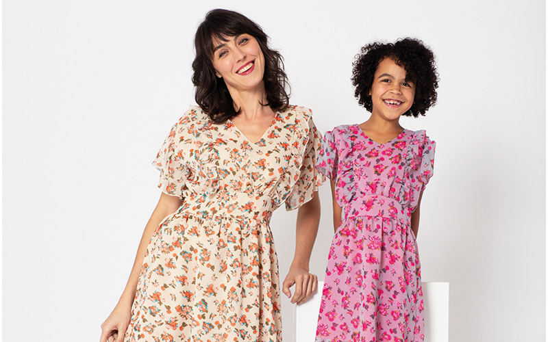 Mini-moi&thinsp;: la robe fleurie pour la m&egrave;re et la fille