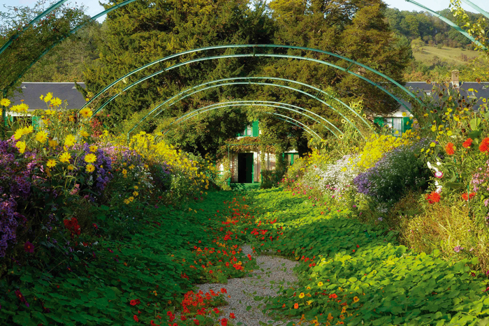 Du printemps à l’automne, le spectacle est celui d’un jardin en perpétuel mouvement,  foisonnant, changeant d’une semaine à l’autre, au gré des floraisons successives.