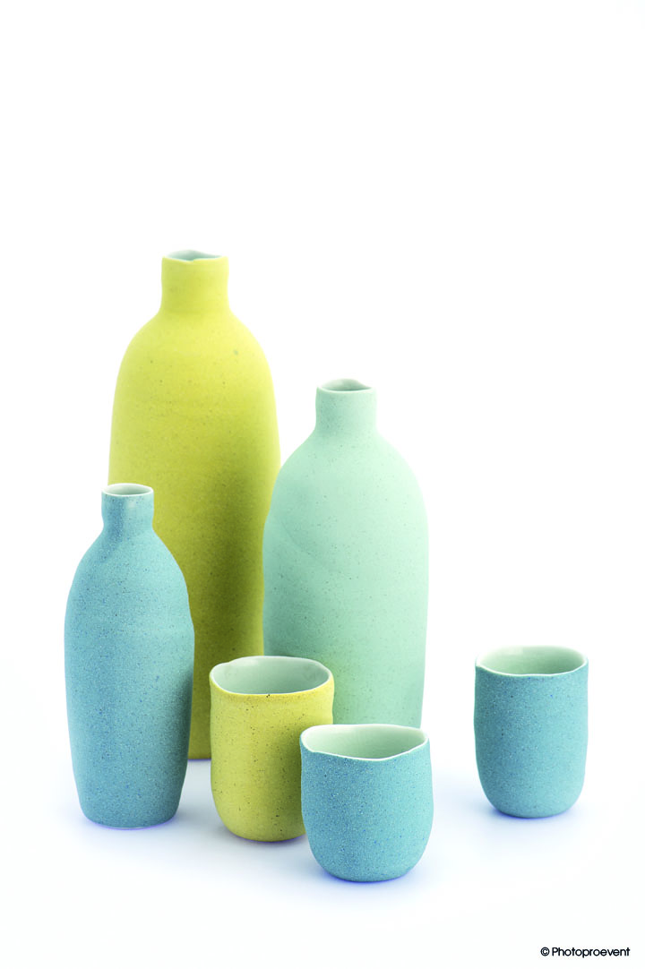 Magali Wagner façonne la porcelaine avec art. À l’image, des bouteilles et tasses de coloris différents et de diverses tailles.